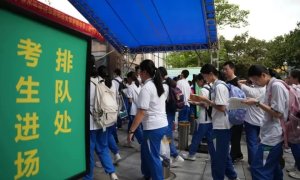 今日开考！直击广州中考现场：老师们手拉横幅，为考生加油打气
