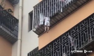 佛山一小男孩凌晨脖子被卡防盗网，代驾司机李师傅从天而降！