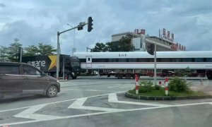 “复兴号”列车车厢转运过程中被货车撞上，交警：无人受伤