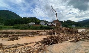 广东平远洪灾38人遇难，有村民在邻居家避雨时遇滑坡，10人均被掩埋