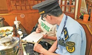 “感觉饭突然不香了！” 两名“外地男子”在深圳餐厅抽烟被罚