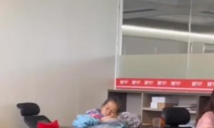 佛山一员工带阿尔茨海默症母亲上班，老板一个举动让全网感动