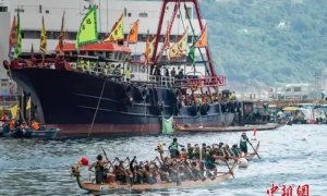 广东龙舟：去救屈原！东北龙舟：屈原救我！