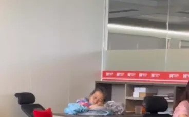 佛山一员工带阿尔茨海默症母亲上班，老板一个举动让全网感动