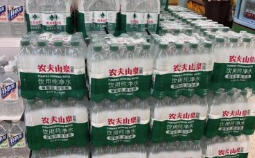 纯净水低至8毛钱一瓶！农夫山泉、怡宝、娃哈哈等打起价格战