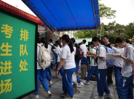 今日开考！直击广州中考现场：老师们手拉横幅，为考生加油打气