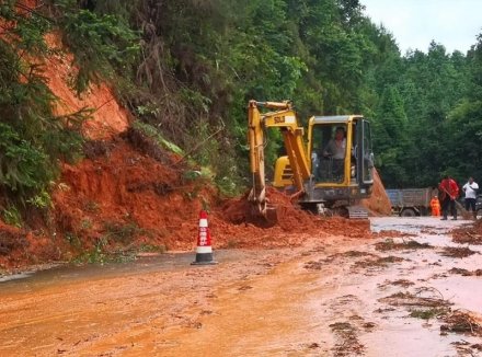 韶关乐昌因强降雨部分公路出现塌方等水毁险情！正全力抢通