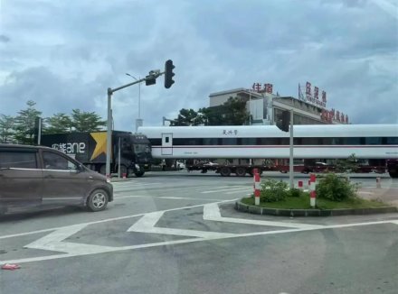 “复兴号”列车车厢转运过程中被货车撞上，交警：无人受伤