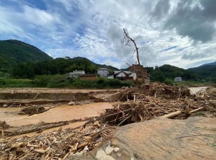 广东平远洪灾38人遇难，有村民在邻居家避雨时遇滑坡，10人均被掩埋