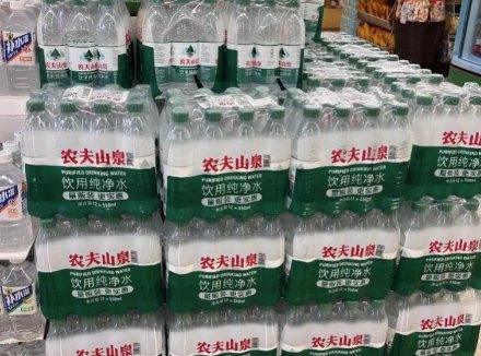纯净水低至8毛钱一瓶！农夫山泉、怡宝、娃哈哈等打起价格战