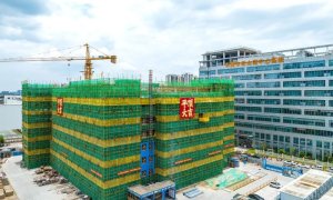 “百千万工程”三年初见成效丨这间医院旁将新增500个停车位！石龙一综合停车大楼喜提封顶