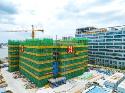 “百千万工程”三年初见成效丨这间医院旁将新增500个停车位！石龙一综合停车大楼喜提封顶